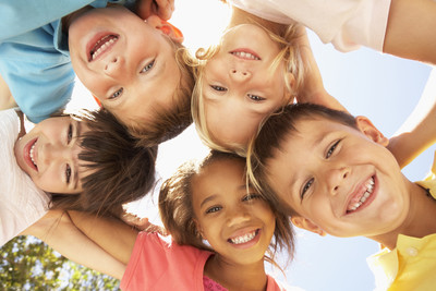 Kinder freuen sich in die Kamera